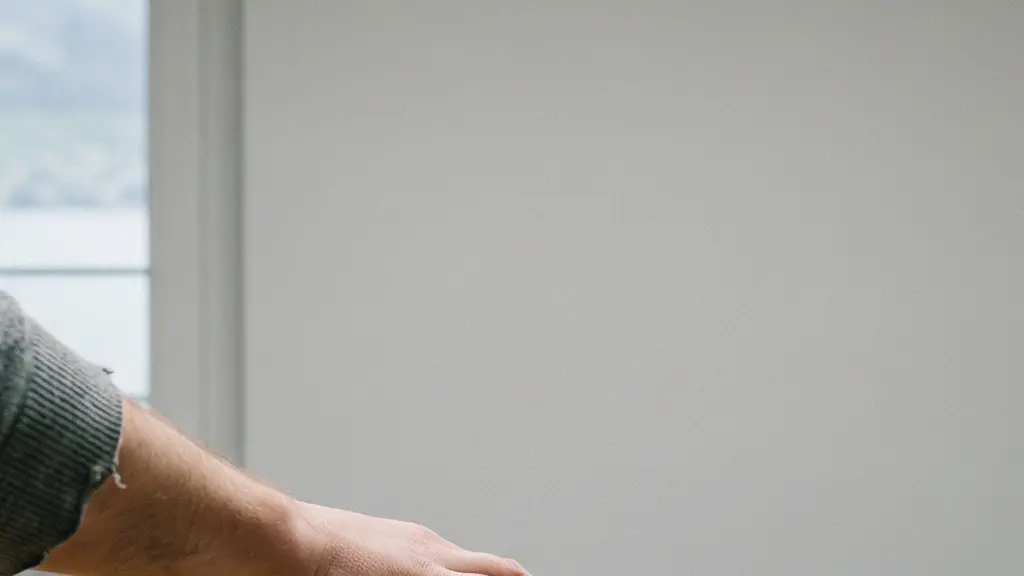 Drei identische weisse Schalen mit Lebensmitteln auf einem neutralen Tisch als Symbol fuer eine Blindverkostung von Bio-Produkten