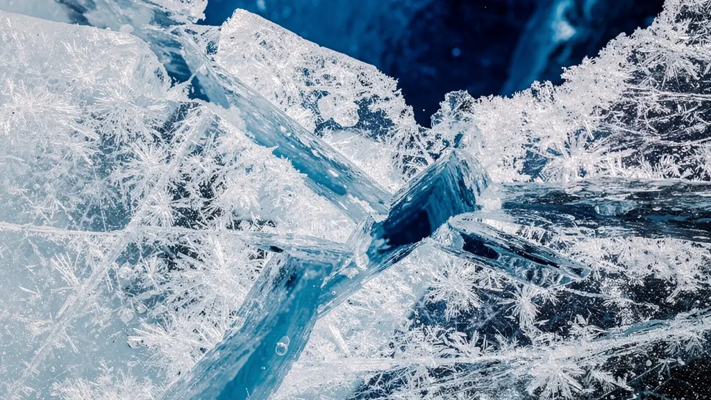 Makroaufnahme von Gletscherspalten mit sichtbaren Schmelzwasserkanälen und Eisfärbungen