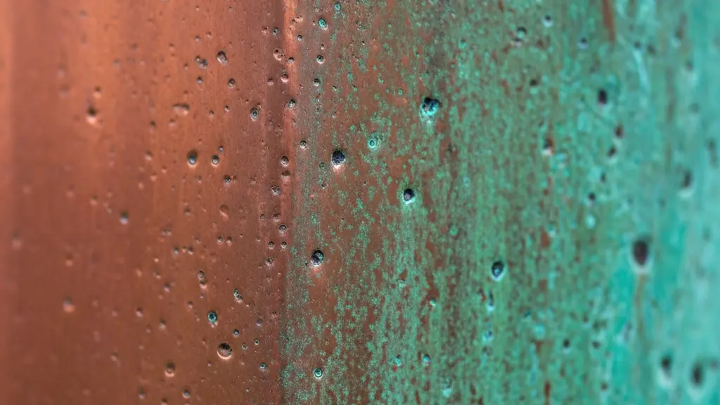 Makroaufnahme einer Kupferfassade mit beginnender Patina, die die Langlebigkeit des Materials zeigt.