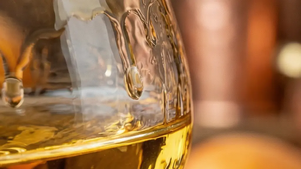 Goldgelber Abricotine in traditionellem Glas mit Walliser Aprikosen